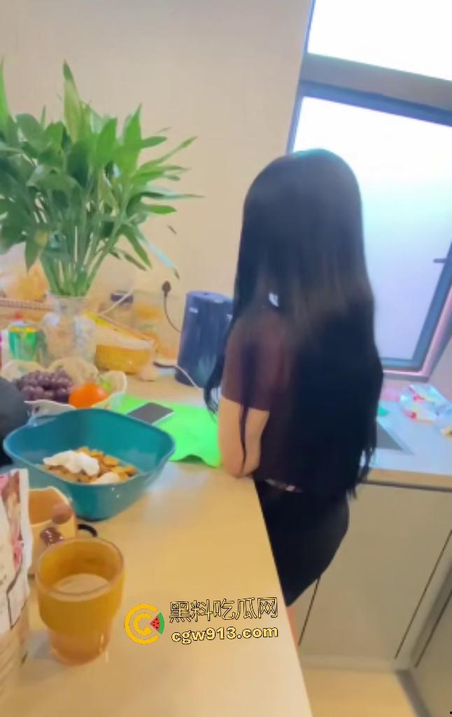 水性杨花荡妇翻车！88年出轨姐包养男模，床上勾搭小鲜肉被抓包，男模直接告发给原配，光头老公直接哭死！-7