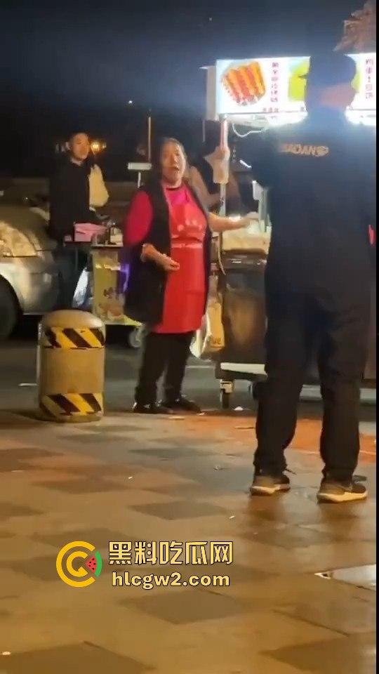 成都大妈和保安正面硬刚！保安制止摆摊，大妈不惯着，开水泼完再抡钢瓶，围观市民齐声叫好！-6