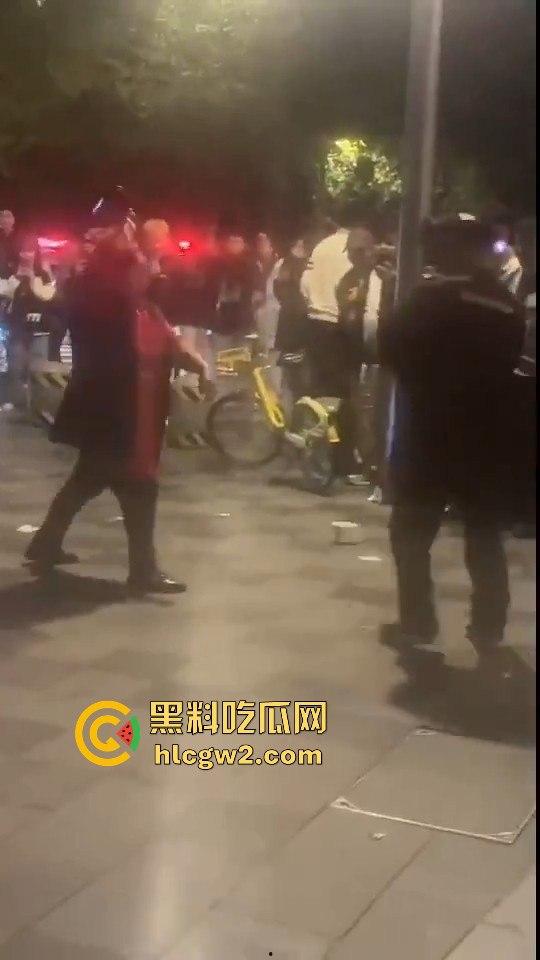 成都大妈和保安正面硬刚！保安制止摆摊，大妈不惯着，开水泼完再抡钢瓶，围观市民齐声叫好！-11