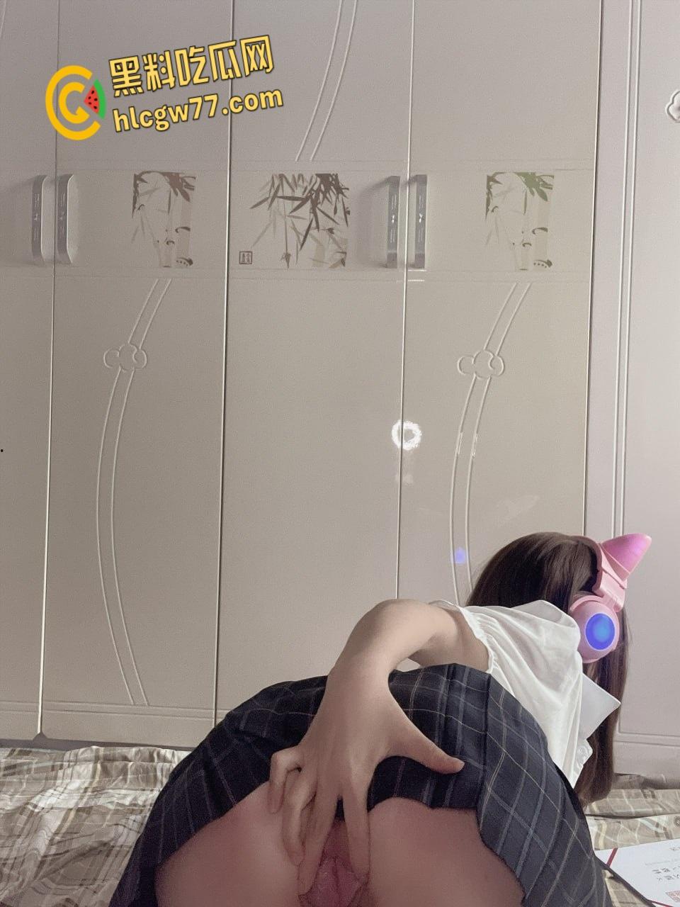 抖音网红【是小心呀】JK童颜巨乳，极品白虎尤物，户外全裸奶子到处跑  !-10