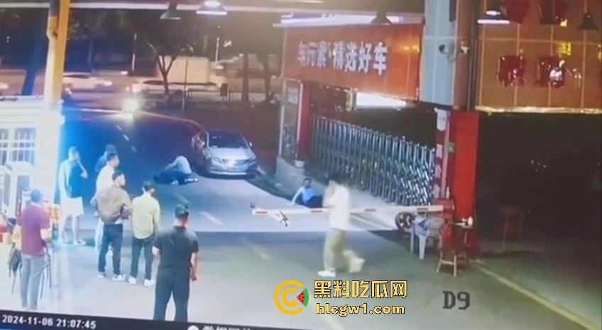 广东领克车主停车费扯皮装逼，拦车羞辱结果被二五仔倒车直接撞飞！全程自作自受！-3