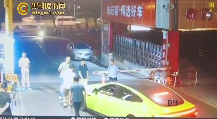 广东领克车主停车费扯皮装逼，拦车羞辱结果被二五仔倒车直接撞飞！全程自作自受！-4