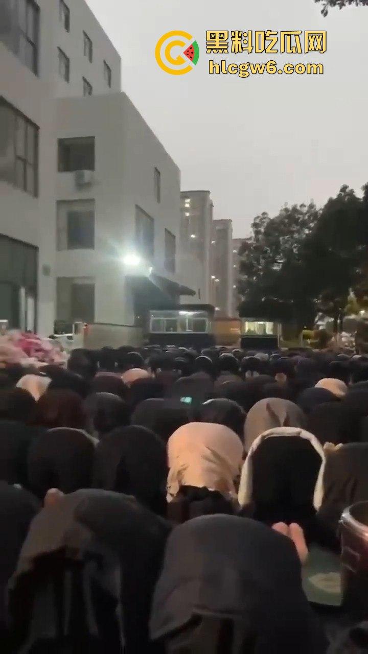 云南玉溪大批穆斯林在玉溪市政府前非法聚集声援，据称因当天警察从一间餐厅带走他们的头目【阿訇马玉巍】。-3