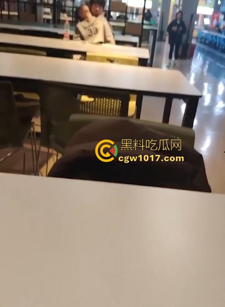 餐厅内情侣大胆玩抠逼，妹子表情扭曲高潮，全自动骑乘榨精，从娇羞到高潮喷潮，合着我们都是你们pay中的一环呗！-3