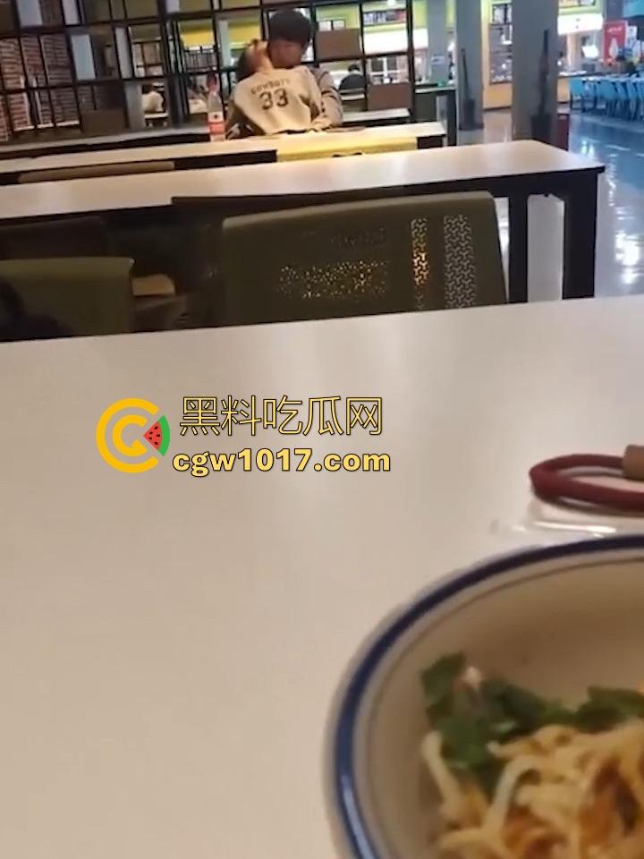 餐厅内情侣大胆玩抠逼，妹子表情扭曲高潮，全自动骑乘榨精，从娇羞到高潮喷潮，合着我们都是你们pay中的一环呗！-4