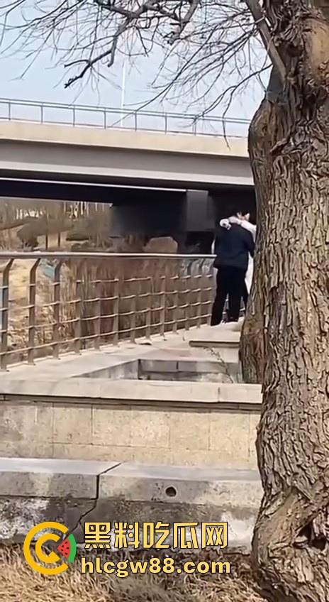 春天来了，动物们到了交配的季节了，情侣们性欲来了完全不顾旁人现场就是干！-7