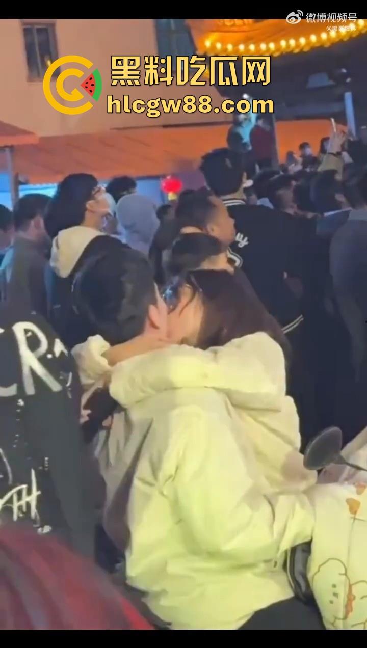 春天来了，动物们到了交配的季节了，情侣们性欲来了完全不顾旁人现场就是干！-9