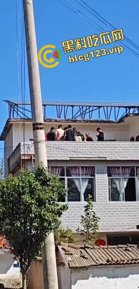 河南淮滨县天价彩礼闹剧！结婚当天临时加价18万，新娘跑上婚车，哥哥躺地上耍流氓拦车！-1