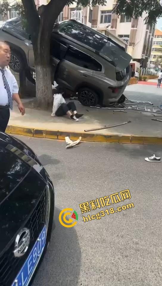 北京密云小学门口惊现夺命飞车，司机疯了吗？放学一脚油门冲进娃堆，小学生倒一片！-4