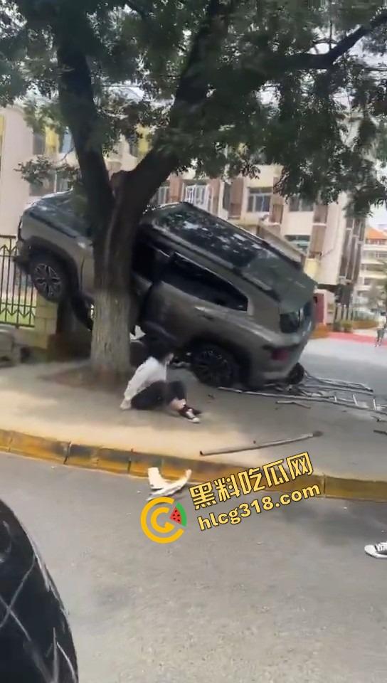 北京密云小学门口惊现夺命飞车，司机疯了吗？放学一脚油门冲进娃堆，小学生倒一片！-5