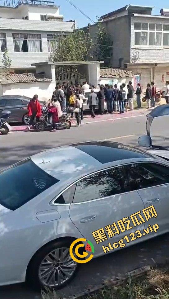 河南淮滨县天价彩礼闹剧！结婚当天临时加价18万，新娘跑上婚车，哥哥躺地上耍流氓拦车！-5