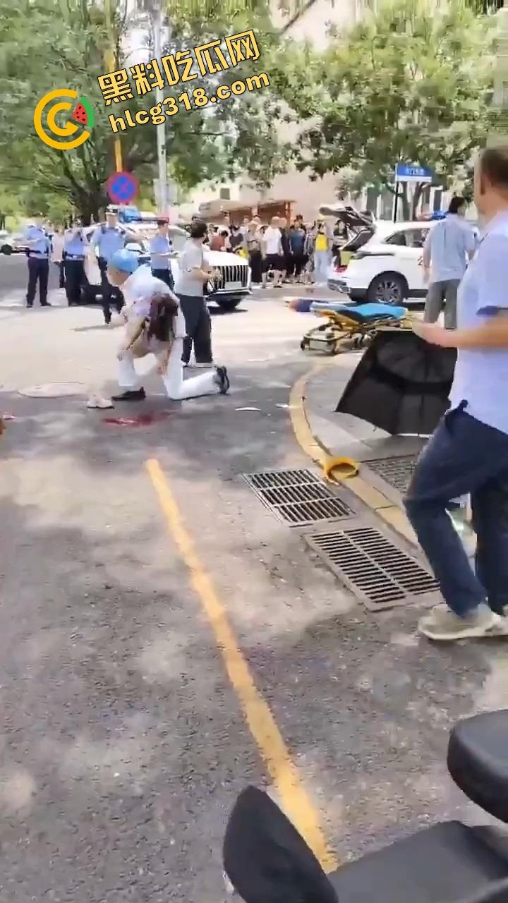 北京密云小学门口惊现夺命飞车，司机疯了吗？放学一脚油门冲进娃堆，小学生倒一片！-9