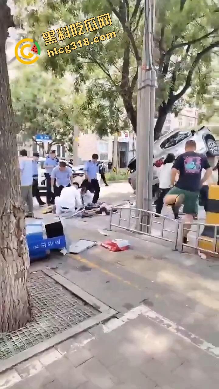 北京密云小学门口惊现夺命飞车，司机疯了吗？放学一脚油门冲进娃堆，小学生倒一片！-10