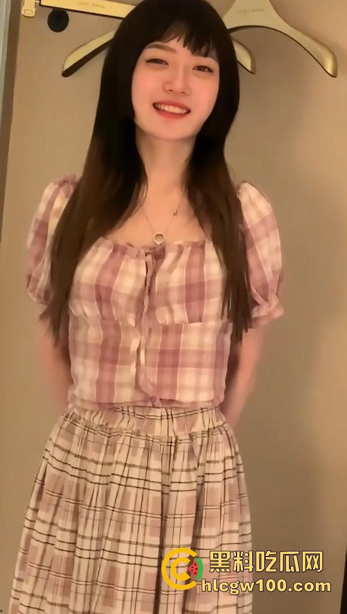 上海大学高颜值大四学姐【顾晓雨】跟富二代约炮视频曝光，娇喘声声红唇微颤，粉嫩吸引眼球。-1