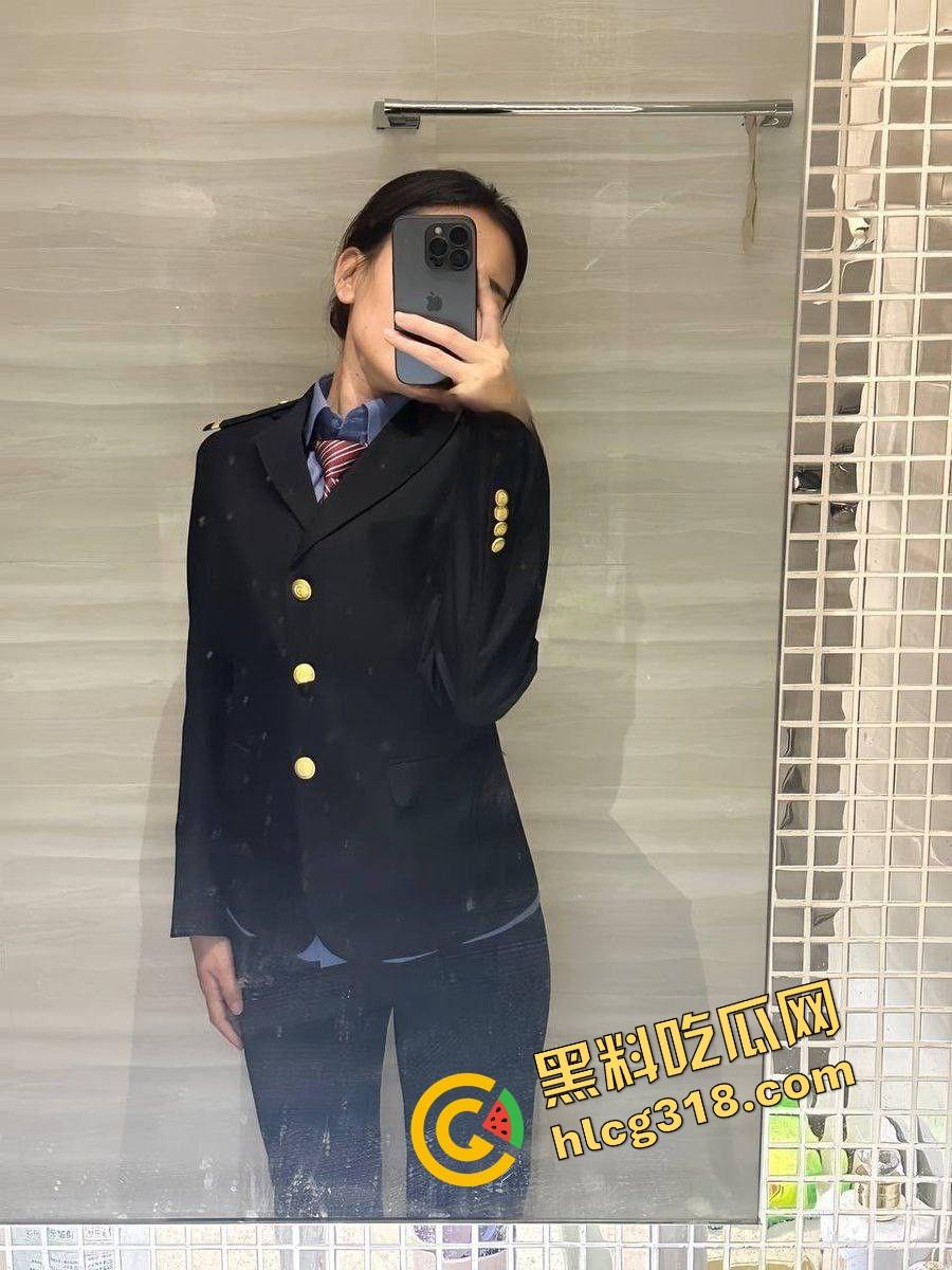 列车员姐姐下班就急着要，制服还没脱就在办公室楼道开操，裙子撩到腰上逼水顺着丝袜滴！-2