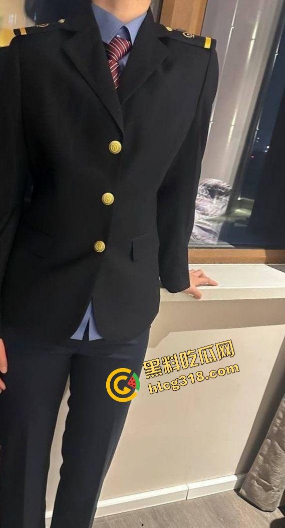 列车员姐姐下班就急着要，制服还没脱就在办公室楼道开操，裙子撩到腰上逼水顺着丝袜滴！-3