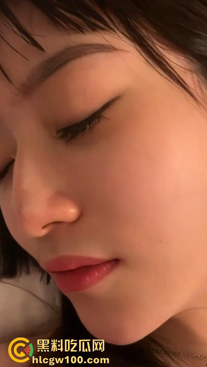 上海大学高颜值大四学姐【顾晓雨】跟富二代约炮视频曝光，娇喘声声红唇微颤，粉嫩吸引眼球。-12