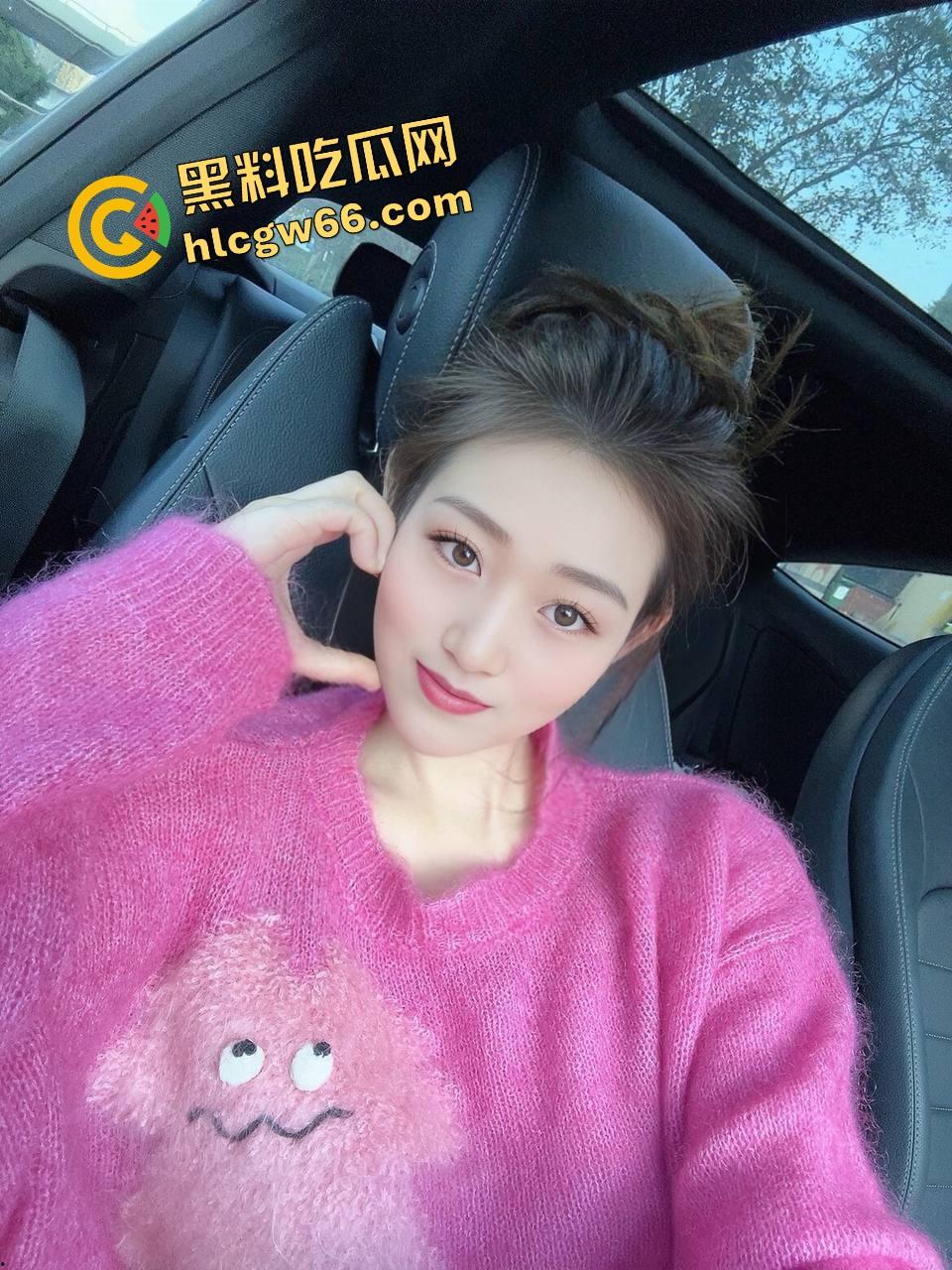 足控福利拉满，脚丫子一搓就爆浆，骚妹用脚玩鸡儿玩得贼6，三分钟不到就给你榨出来，谁还用手啊？-6