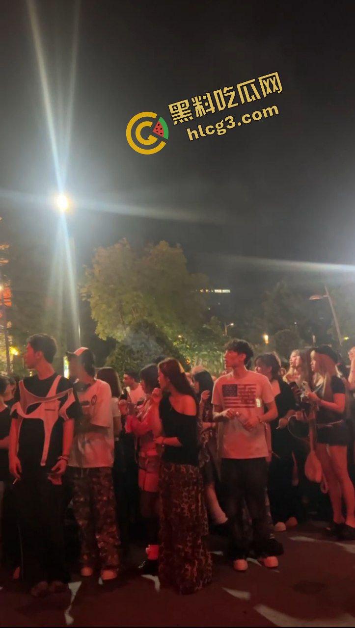 炸裂抓奸事件！厦门福馆李晓彤与男小三被当场捉奸 爆出金句  “她给我舔屌吞精时，你还在哪里打飞机”  气疯后踢打女人-3