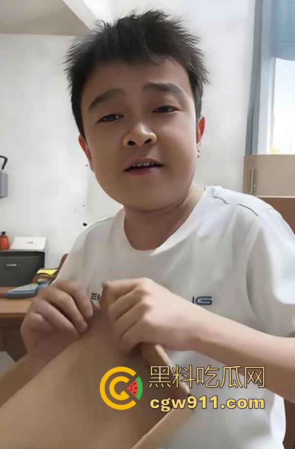 中国达人秀，袖珍女演员【朱洁】被侏儒前夫【秦学仕】，举报婚内出轨【柴彦吉】，拍摄的小视频被曝光！-8