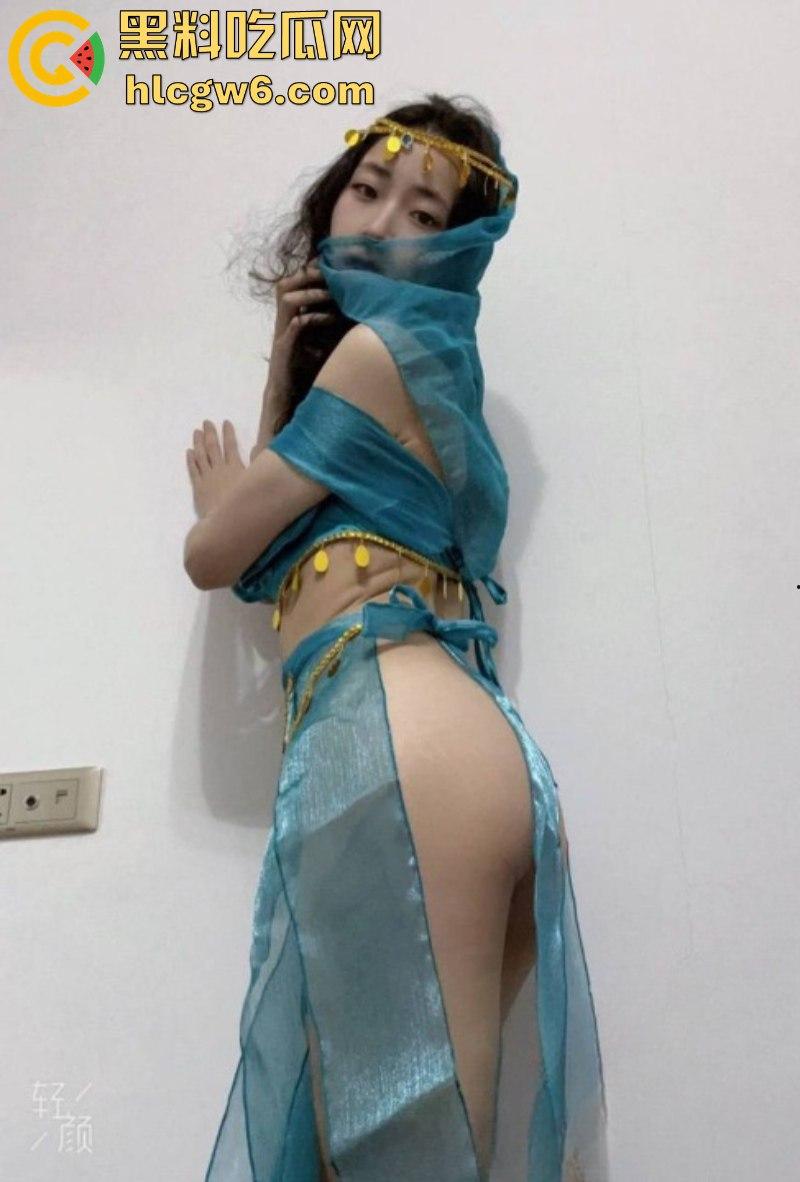 重庆长江师范学院舞蹈生【曹雪灵】自拍发骚视频被男友曝光！酒店镜前展示苗条身材和完美马甲线！-2