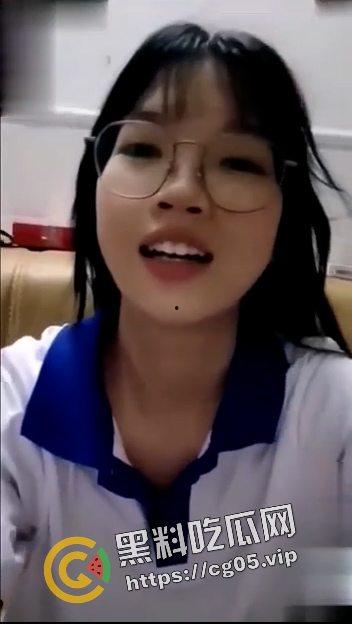 宜春二中女高中生破处现场！两个吊毛骗她两万块草一次  筋膜枪都用上了 妹妹被搞哭了-2