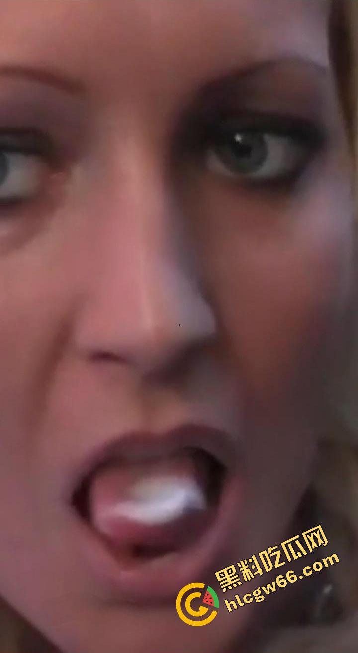 欧美重口白带美食家舀自己骚逼白带吃，勺子插屄里挖得恶心炸裂，贱货还吃得香得很呢！-7