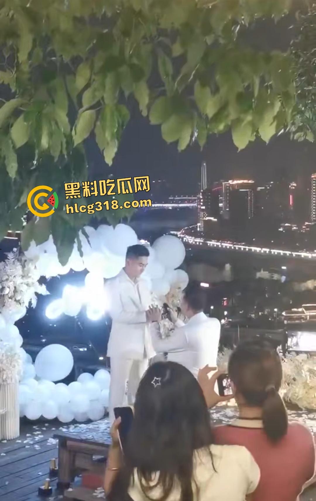 成都gay情侣白西装婚礼炸裂！亲朋好友围观拥抱亲嘴，包容度爆表还是直奔床榻吃鸡？-4