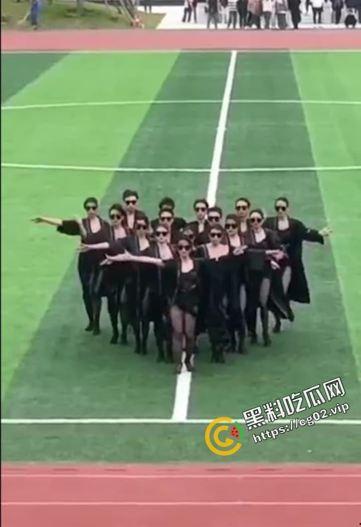 长江大学 文理学院 运动会学生穿着引热议 夜总会风？把低俗当作青春？-3