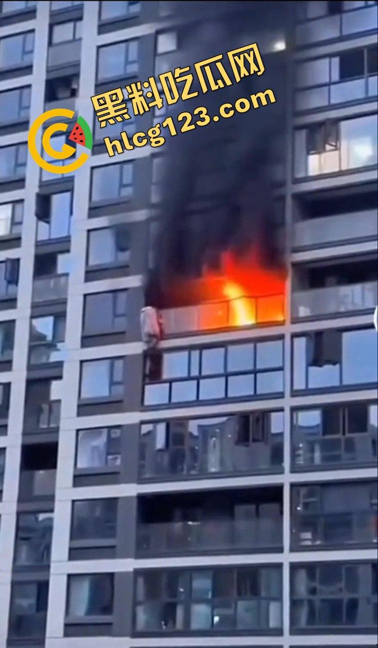 杭州居民楼火灾惨剧！楼上住户逃生不成被熏晕坠楼，楼下邻居冷漠关窗-4