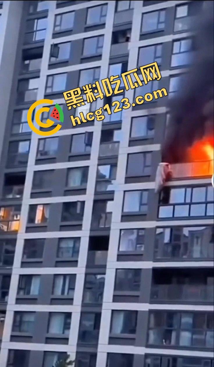 杭州居民楼火灾惨剧！楼上住户逃生不成被熏晕坠楼，楼下邻居冷漠关窗-11