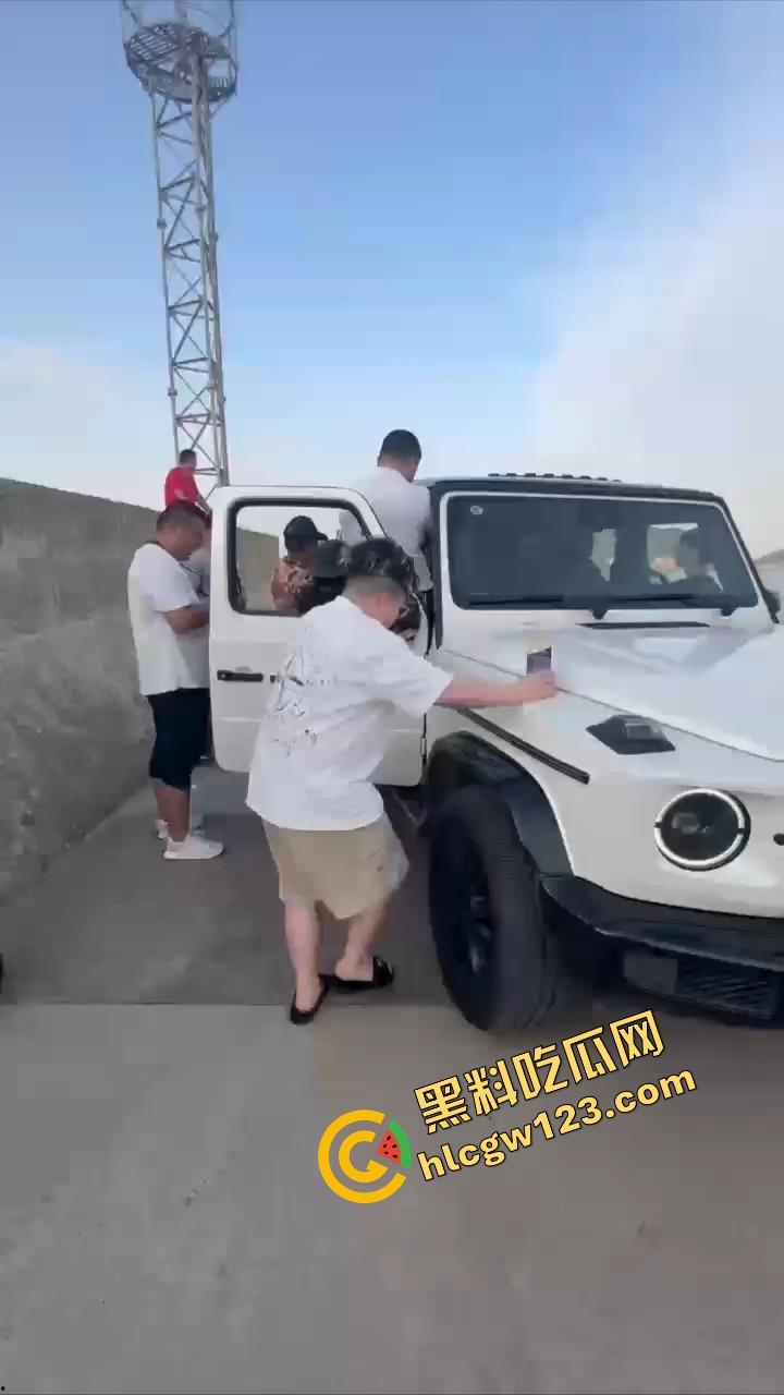 台州大G上演露逼艺术展，嫩模全裸捂奶撅逼，一群摄影湿围着喊再张开点，露奶捂逼拍到屁眼都见光！-1