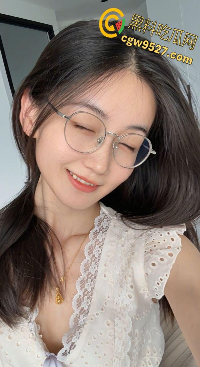 上海浦东眼镜婊【刘安娜】，自拍淫荡视频勾引单男，全程露脸粉嫩蜜穴若隐若现，骚臀黑丝诱惑天花板！-1