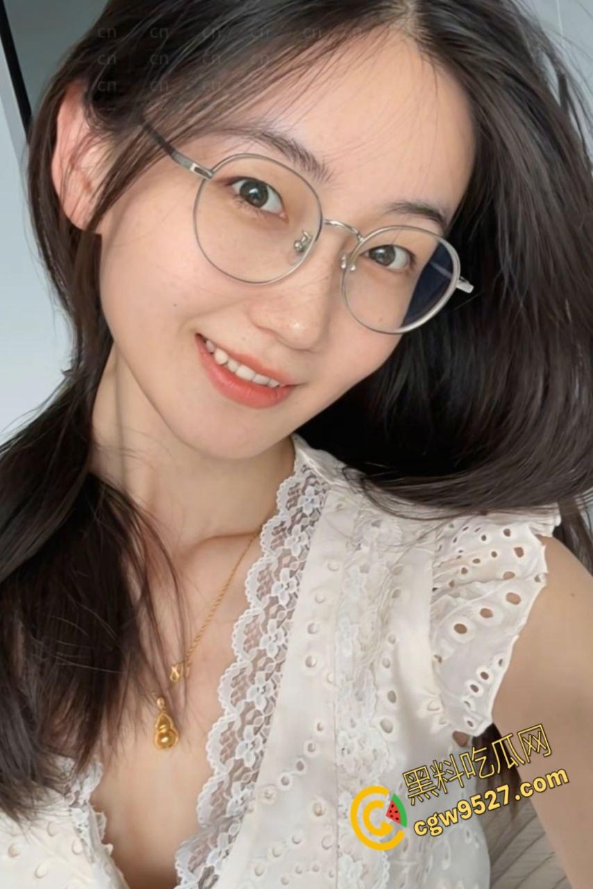 上海浦东眼镜婊【刘安娜】，自拍淫荡视频勾引单男，全程露脸粉嫩蜜穴若隐若现，骚臀黑丝诱惑天花板！-2