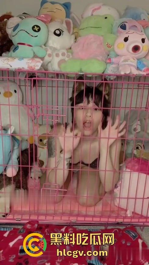 OnlyFans『Puppiloli』甘愿当笼中小母狗！被关笼子里口爆吞精娇喘不断，只爱当狗不爱做人！-8