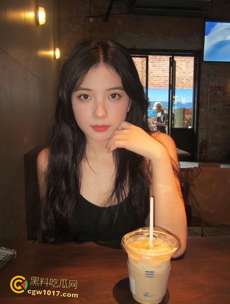 广西南宁反差婊【吴洛丹】，和男友鸳鸯浴自拍流出，饥渴小母狗跪地深喉口交，一线天超粉小穴被操到白浆流出 ！-4