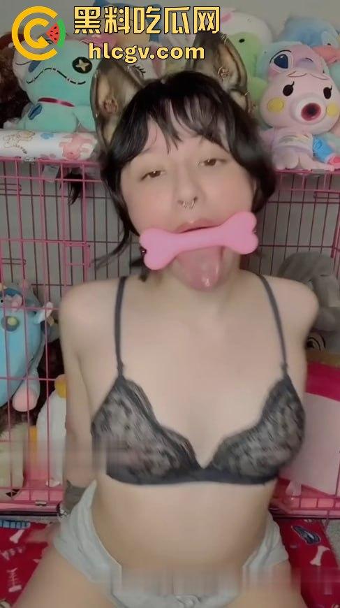 OnlyFans『Puppiloli』甘愿当笼中小母狗！被关笼子里口爆吞精娇喘不断，只爱当狗不爱做人！-13