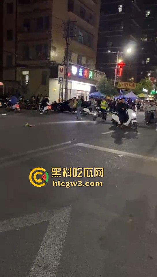 山东精神小伙玩暴力摩托，鬼火少年骑着鬼火拿着砍刀西瓜刀青龙偃月刀，撞死这群杂碎简直为民除害！-3