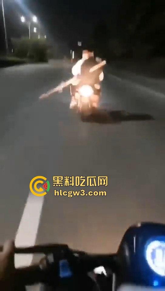 山东精神小伙玩暴力摩托，鬼火少年骑着鬼火拿着砍刀西瓜刀青龙偃月刀，撞死这群杂碎简直为民除害！-7