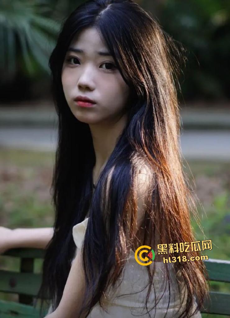 青岛长发文学硕士美女下海!揉胸掰穴挑逗金主,温柔呻吟被操到高潮,宛如坠入欲海的仙子!-1