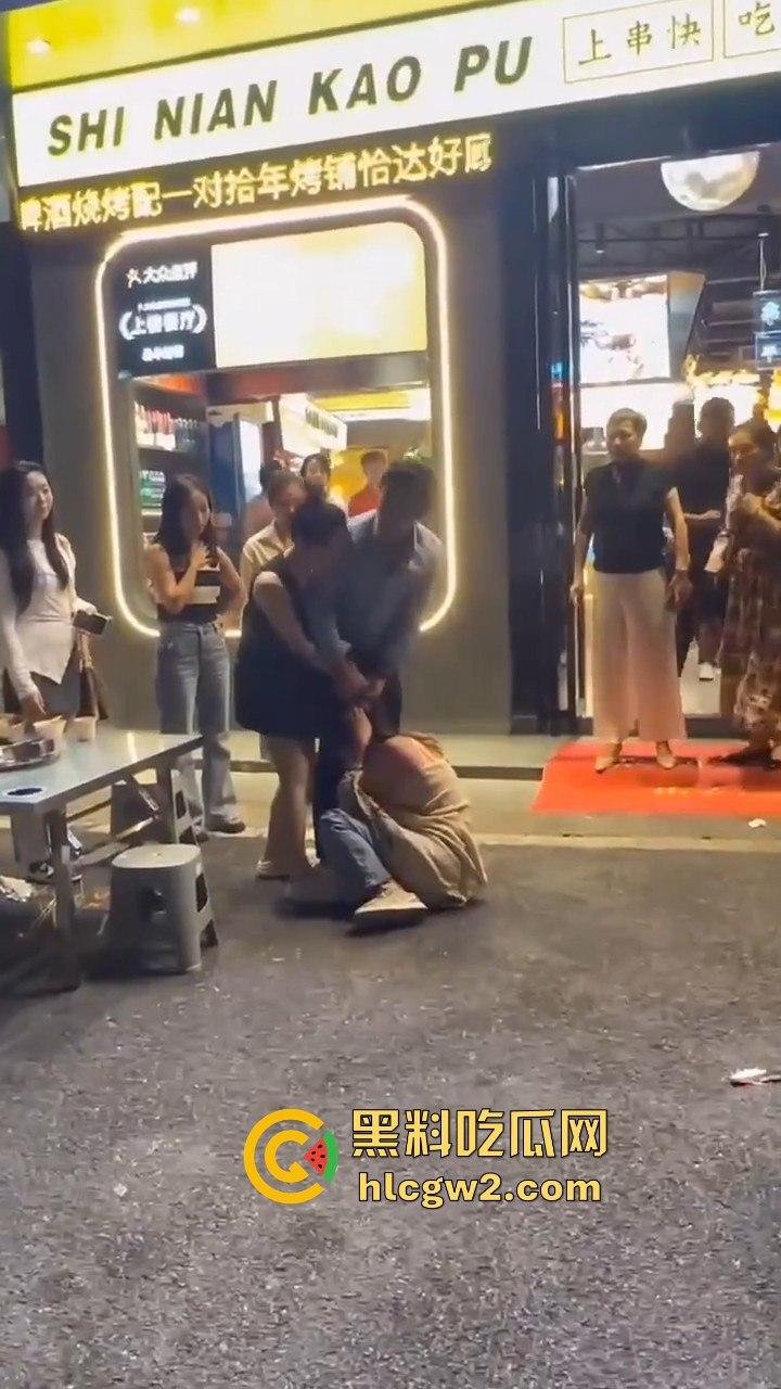 杭州街头正妻当众暴揍小三!揪住头发狂甩耳光 这场面真叫一个解气!-4