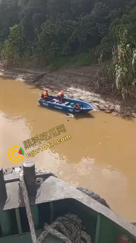 男子野泳惨遭鳄鱼袭击，身体被肆意撕裂，尸体血肉模糊，搜救队惊惧地目睹这惨绝人寰的一幕-10