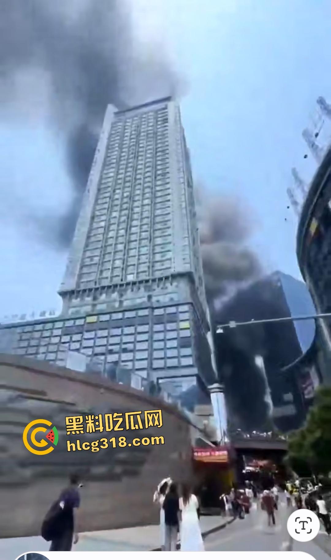 重庆九龙坡摩托车停放点炸翻天！熊孩子鞭炮炸油箱引发大火，火海吞百车！-4