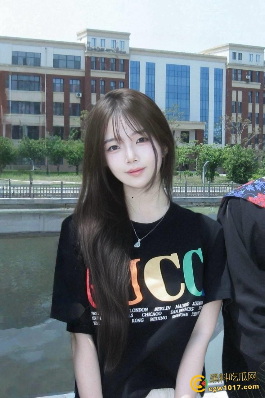 不再犹豫抓住机会，趁着女儿醉酒后不省人事，掀开裙子脱下可爱的白色内裤，如愿以偿的抱着女儿的屁股操了起来 ！-1