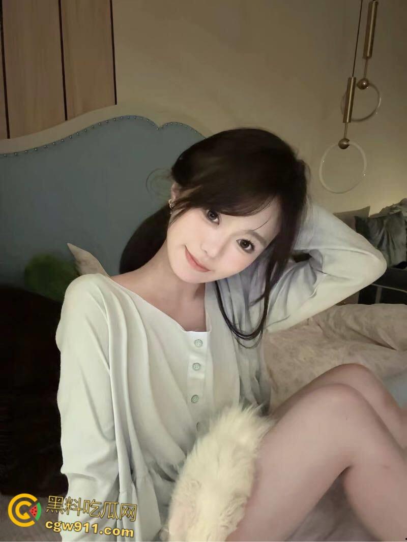 在家实在太无聊，看着性感的女儿，兽心大起跟女儿在家来上一炮，一不小心就内射了，白虎嫩穴操的精液四溢！-2