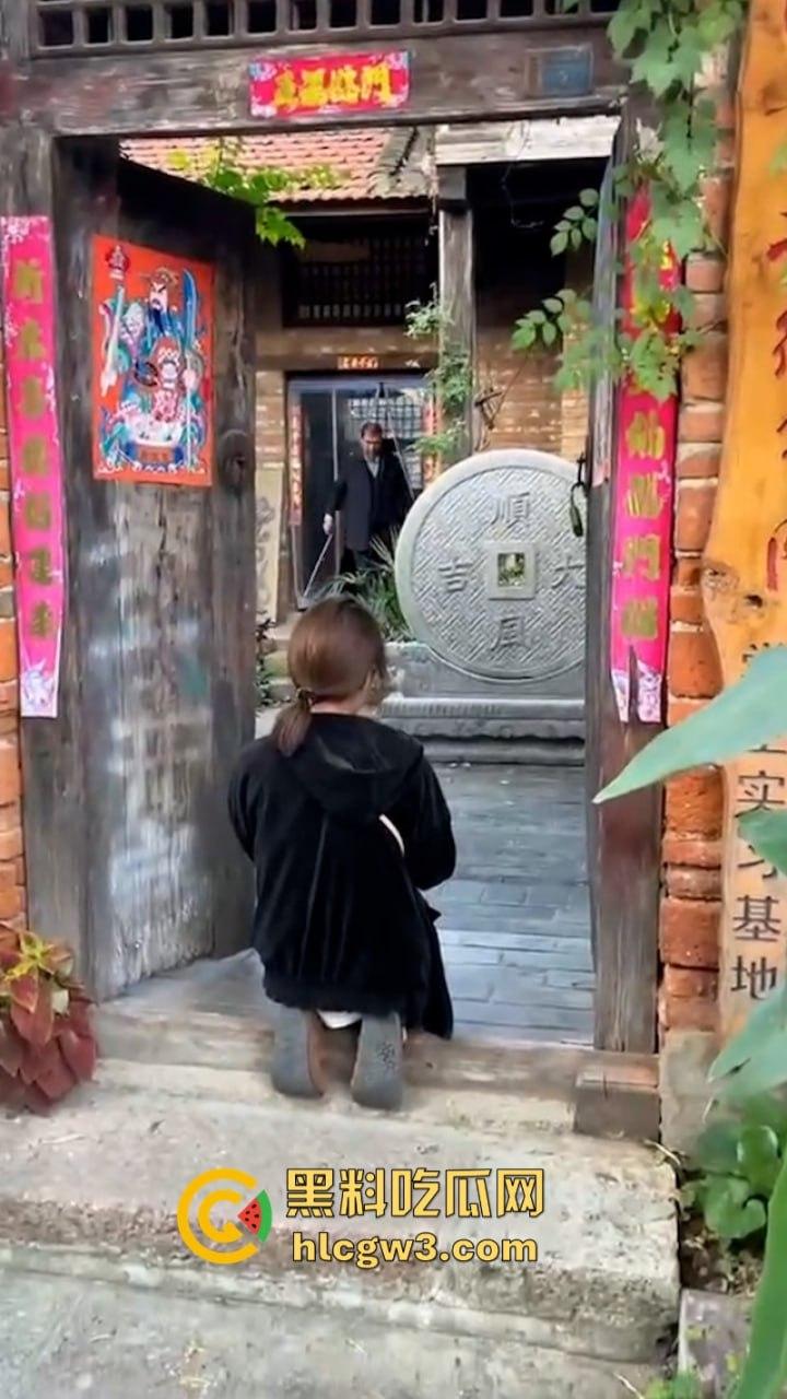 人不要脸至贱无敌！河南老逼登欠债不还 女子无奈当街嚎啕大哭下跪讨钱 欠钱的都是大爷！-1