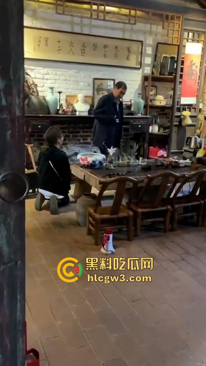 人不要脸至贱无敌！河南老逼登欠债不还 女子无奈当街嚎啕大哭下跪讨钱 欠钱的都是大爷！-8