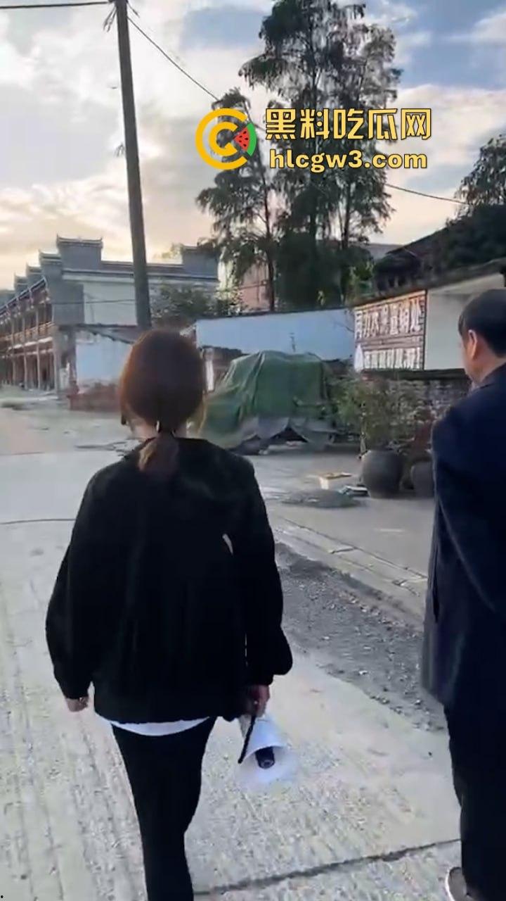 人不要脸至贱无敌！河南老逼登欠债不还 女子无奈当街嚎啕大哭下跪讨钱 欠钱的都是大爷！-9