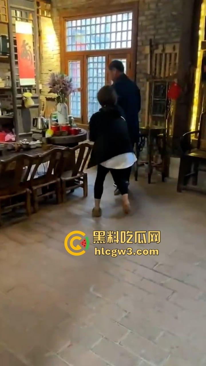 人不要脸至贱无敌！河南老逼登欠债不还 女子无奈当街嚎啕大哭下跪讨钱 欠钱的都是大爷！-11