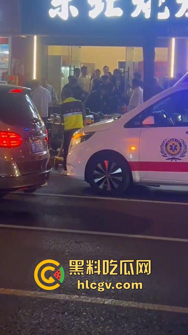 南通东北烧烤场闹大事！两桌人喝多对视一眼就起冲突，口角升级直接捅人！看人一眼都要命！-8